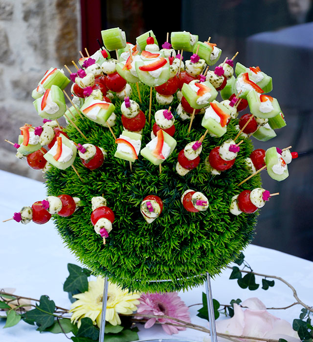 une boule verte pour planter des brochettes cocktail