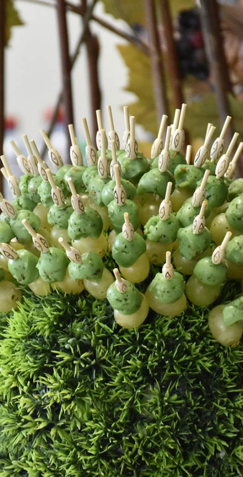 brochettes raisin gouda plantés dans une boule verte